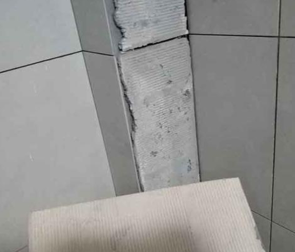 海林瓷砖空鼓维修公司分享下厨房瓷砖脱落的补救措施。